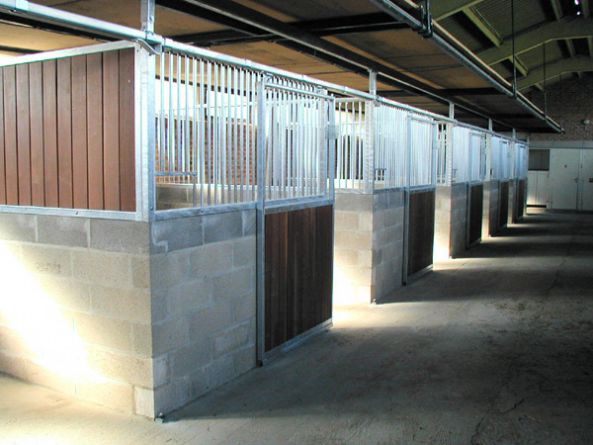 Grille de facade et de separation sur mur pour box chevaux