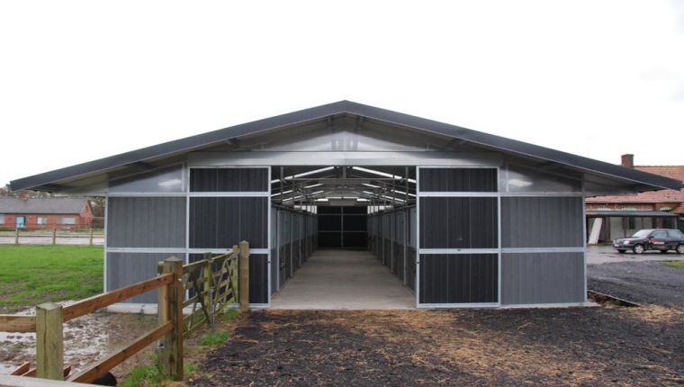 Le principe du Barn, ecurie complète avec 2 rangées de boxes séparée d‘un couloir central